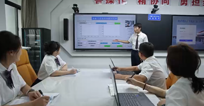 我校首获中国机器人及人工智能大赛全国一等奖