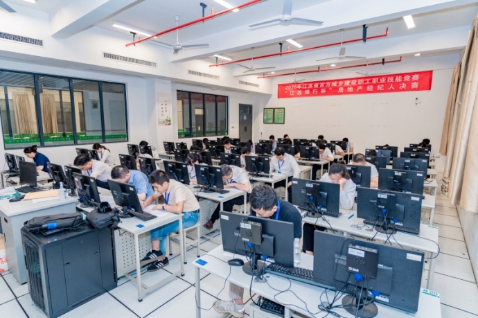 2025年江苏省百万城乡建设职工职业技能竞赛“江苏银行杯”房地产经纪人决赛在我校顺利举行